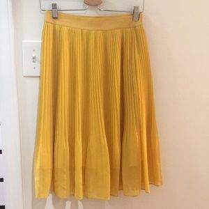 Pleated skirt, golden yellow